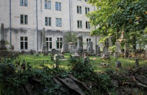 Photo of a cemetery situated in front of a large building.