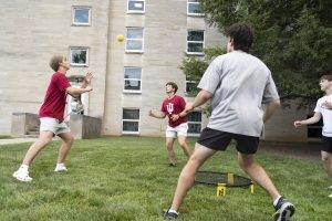 The residents of Teter Quad play roundnet during the Stomp the Yard event in the South Courtyard at IU Bloomington.