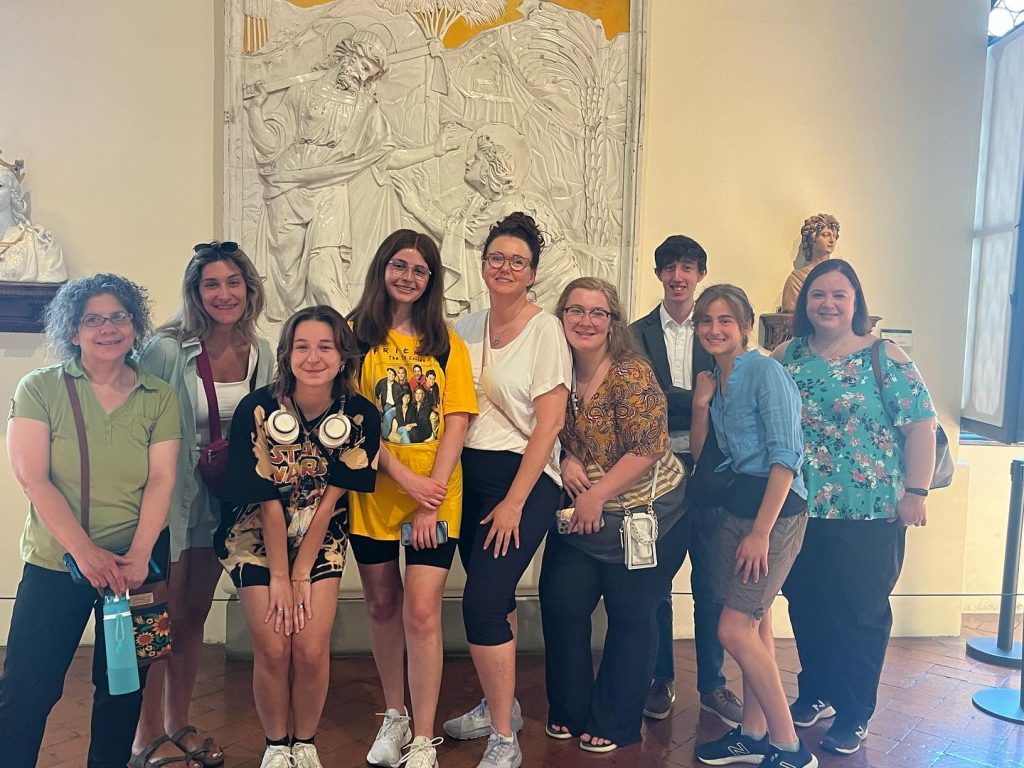 Image of a group of people posing in the Bargello National Museum.