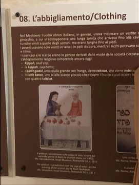 A photo of a sign in Italian discussing clothing.