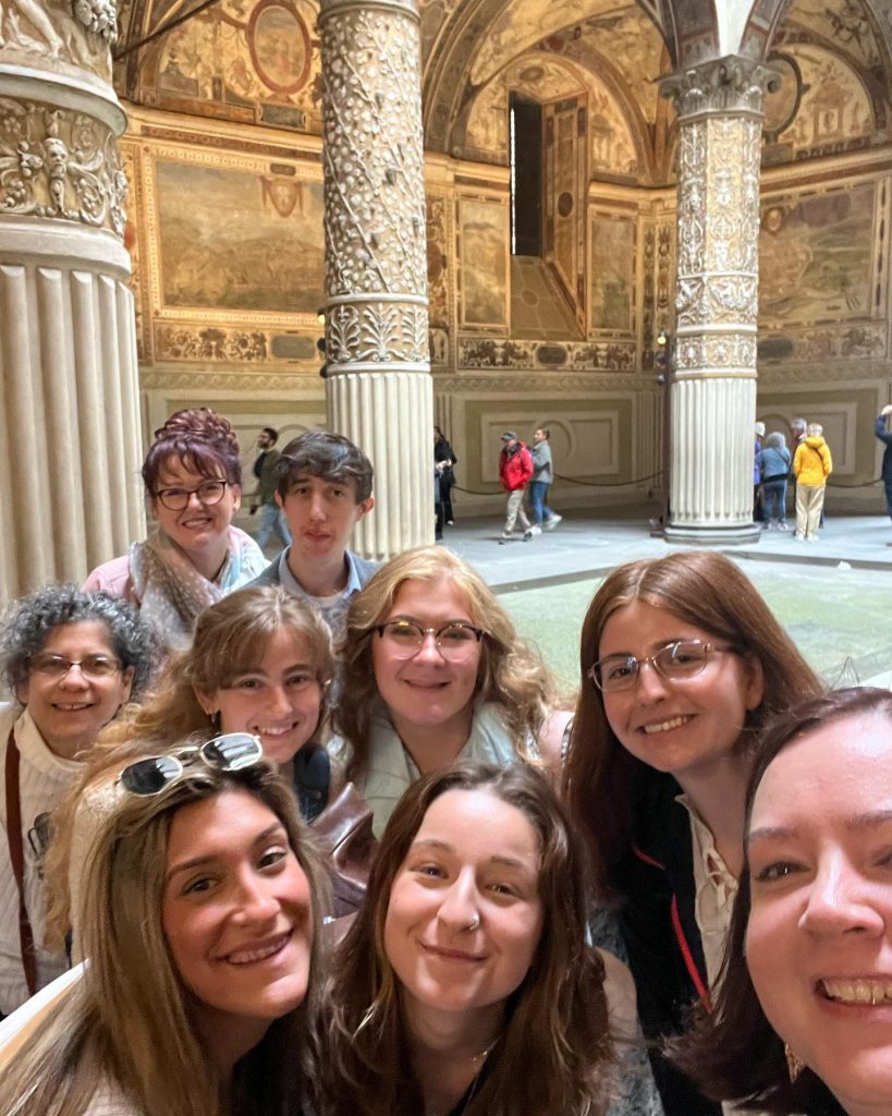 Image of a group of people posing for a selfie in Palazzo Vecchio.