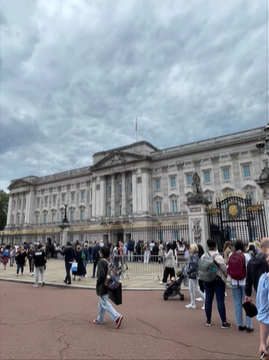 A photo of Buckingham Palace.