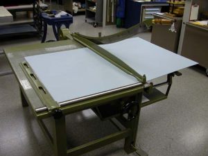 Cutting a piece of corrugated board on the board shear