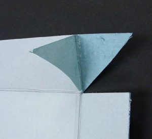 Corner flaps after the corrugated middle layer has been removed
