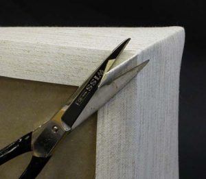 Cutting the excess cloth of A tray bottom corners